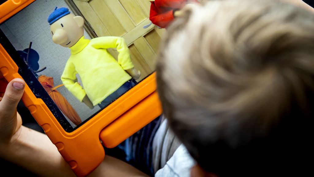 Oogorganisaties slaan alarm: steeds meer kinderen bijziend door schermen